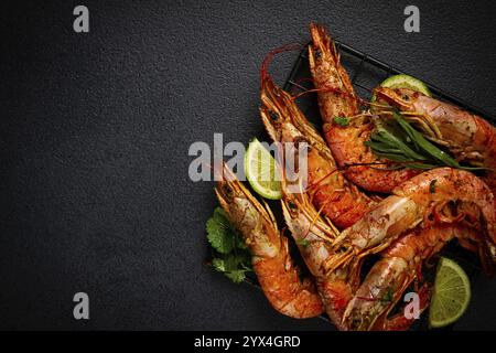 Langoustines, australiano, fresco ghiacciato sul ghiaccio, vista dall'alto, lime e verdi Foto Stock