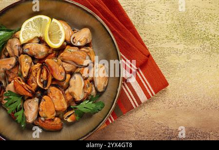 Cozze senza guscio, bollite, cozze, sbucciate, in un recipiente, con limone e prezzemolo, cozze cilene, vista dall'alto, niente persone Foto Stock