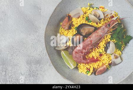 Paella di pesce, su un piatto, piatto tradizionale spagnolo, vista dall'alto, non c'è gente Foto Stock