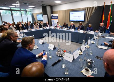 Johannesburg, Sudafrica. 13 dicembre 2024. Il presidente federale Frank-Walter Steinmeier (4° da destra) e Michael Kellner (5° da destra, Alliance 90/The Greens), Segretario di Stato del Parlamento presso il Ministero federale dell'economia e della protezione del clima, partecipano a una tavola rotonda della delegazione aziendale presso il BMW Information Technology Center (IT Hub). Il presidente federale Steinmeier visita Nigeria, Sudafrica e Lesotho durante il suo viaggio di quattro giorni in Africa. Crediti: Bernd von Jutrczenka/dpa/Alamy Live News Foto Stock