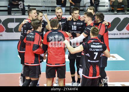 LUBIN, POLONIA - 15 OTTOBRE 2022: Men's Volley Polish PlusLiga Match Cuprum Lubin vs Asseco Resovia Rzeszow 0:3. Gioia di Klemen Cebulj (18) e tè Foto Stock