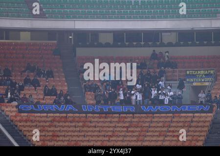 Milano, Italia. 9 dicembre 2024. Italia, Milano, 2024 12 08: Le tifosi del FC Inter mostrano striscioni e cantano il coro negli stand durante la partita di calcio AC Milan vs FC Inter, serie A femminile 2024-2025 giorno 12, San Siro StadiumItaly, Milano, 2024 12 08: AC Milan vs FC Inter, Italy Women serie A 2024/2025, giorno 12 allo stadio San Siro (foto di Fabrizio Andrea Bertani/Pacific Press/Sipa USA) credito: SIPA USA/Alamy Live News Foto Stock