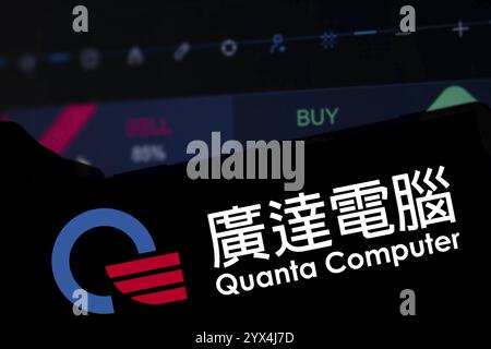 Sullo smartphone viene visualizzato il logo del computer quanta. Quanta computer Incorporated è un produttore Taiwan di computer portatili e altri hard elettronici Foto Stock