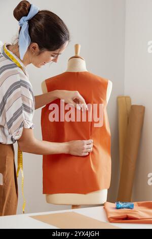 Donna che fa i vestiti da vicino Foto Stock