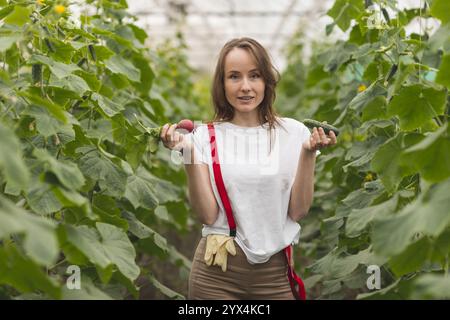 Donna che si prende cura delle piante serra 2 Foto Stock