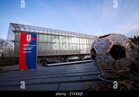 13 dicembre 2024, Svizzera, Zürich: Calcio: Qualificazione alla Coppa del mondo Europa, sede FIFA in vista della cerimonia di sorteggio per le qualificazioni alla Coppa del mondo FIFA 2026. Foto: Christian Charisius/dpa Credit: dpa Picture Alliance/Alamy Live News Foto Stock