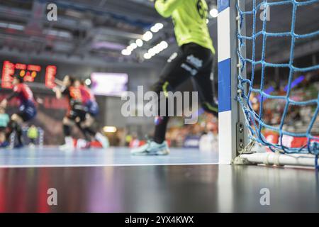 Dettaglio della pallamano obiettivo post con net e pallamano match in background. Foto Stock