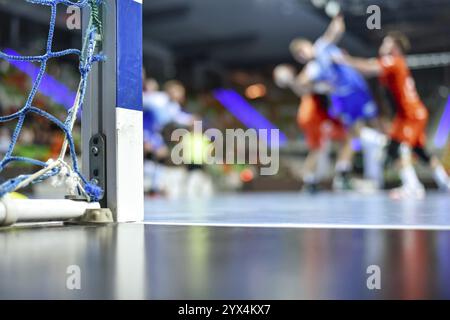 Dettaglio della pallamano obiettivo post con net e pallamano match in background. Foto Stock