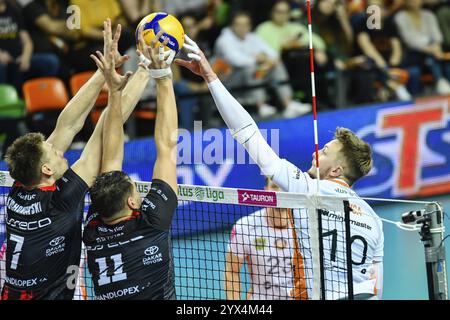 LUBIN, POLONIA - 15 OTTOBRE 2022: Men's Volley Polish PlusLiga Match Cuprum Lubin vs Asseco Resovia Rzeszow 0:3. Blocco Jakub Kochanowski (L) Fabia Foto Stock