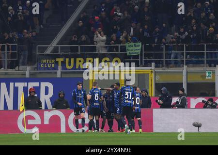 Milano, Italia. 6 dicembre 2024. Italia, Milano, 2024 12 06: Federico Dimarco (FC Inter) segna e celebra il gol 1-0 a 40' durante la partita di calcio FC Inter vs Parma calcio, serie A Tim 2024-2025 giorno 15, San Siro StadiumItaly, Milano, 2024 12 06: FC Inter vs Parma calcio, serie A Tim 2024/2025, giorno 15 allo stadio San Siro (foto di Fabrizio Andrea Bertani/Pacific Press/Sipa USA) Credit: SIPA News/Alamy Live USA Foto Stock