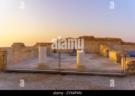 Masada, Israele - 19 gennaio 2024: Vista all'alba delle rovine del Palazzo settentrionale nella fortezza di Masada, costa del Mar morto, deserto della Giudea, Israele meridionale Foto Stock