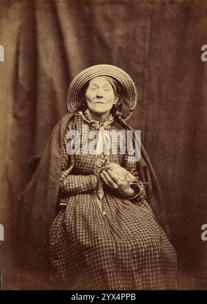 Donna seduta con un uccello, circa 1855 anni. Ulteriori informazioni: La donna con un cappello di paglia e una coperta drappeggiata sulle spalle era una paziente al Surrey County Lunatic Asylum. Nel 1848 il Dr. Hugh Welch Diamond divenne sovrintendente del dipartimento femminile e iniziò una sistematica documentazione fotografica dei detenuti per sostituire i ritratti incisi commissionati dal suo predecessore. Diamond ha realizzato le fotografie sia per i dati personali dei pazienti che per fungere da ausilio nella diagnosi e nel trattamento. La diagnosi di questo paziente è sconosciuta, ma il fatto che la fotografia sia stata fatta in un asylu pazzo Foto Stock