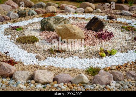 Giardino di ghiaia con grandi pietre al centro e bordo di ghiaia bianca Foto Stock