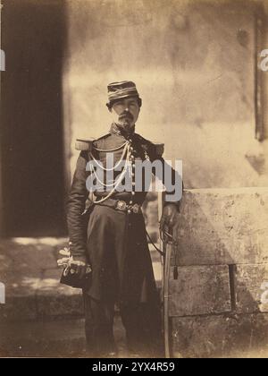 Tenente colonnello Vico, 1856 anni. Ulteriori informazioni: Ritratto di un uomo in uniforme militare in piedi con un gomito appoggiato su un basso muro di pietra. Foto Stock