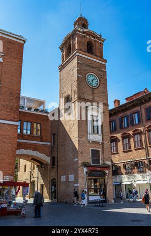 Torre dell'Orologio in Piazza Trento-Trieste nel centro storico di Ferrara, nell'Emilia-Romagna Foto Stock