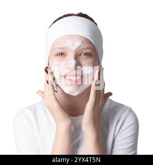 Adolescente che si lava il viso con detergente su sfondo bianco. Prodotto cosmetico Foto Stock