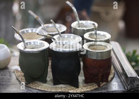 primo piano di vari Mate tradizionali colorati con bombilla sul tavolo Foto Stock