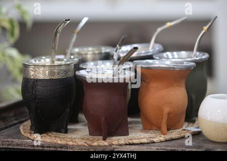 primo piano di vari Mate tradizionali colorati con bombilla sul tavolo Foto Stock