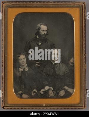 Group Portrait, circa 1855. Informazioni aggiuntive: Giovane ragazza e donna seduti davanti; uomo barbuto con capelli lunghi, in piedi; probabilmente una famiglia. Foto Stock