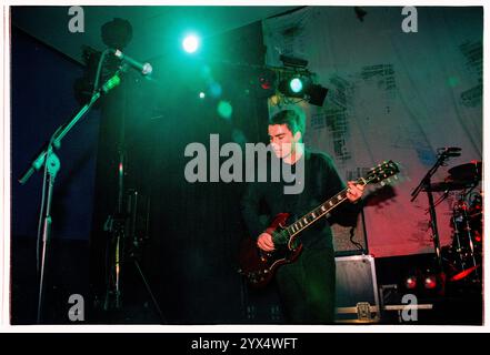 KELLY JONES, STEREOPHONICS, VERY YOUNG, CONCERTO, 1997: Kelly Jones degli Stereophonics suonando dal vivo in un mini-festival di St David's Day al Coal Exchange a Cardiff Bay, Galles, Regno Unito il 1° marzo 1997. Foto: Rob Watkins. INFO: Stereophonics, una band rock gallese, emerse negli anni '1990 come figure di spicco del rock britannico. Con la voce e i successi di Kelly Jones come "Dakota", hanno raggiunto il successo commerciale. La loro discografia riflette un diverso mix di generi rock, mostrando il loro fascino duraturo. Foto Stock