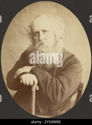 Il signor Hugh Alexander, 1869 anni. Ulteriori informazioni: Ritratto di un seduto maschio con una grande barba appoggiata in avanti su un bastone. Foto Stock