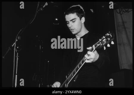 KELLY JONES, STEREOPHONICS, VERY YOUNG, CONCERTO, 1997: Kelly Jones degli Stereophonics suonando dal vivo in un mini-festival di St David's Day al Coal Exchange a Cardiff Bay, Galles, Regno Unito il 1° marzo 1997. Foto: Rob Watkins. INFO: Stereophonics, una band rock gallese, emerse negli anni '1990 come figure di spicco del rock britannico. Con la voce e i successi di Kelly Jones come "Dakota", hanno raggiunto il successo commerciale. La loro discografia riflette un diverso mix di generi rock, mostrando il loro fascino duraturo. Foto Stock