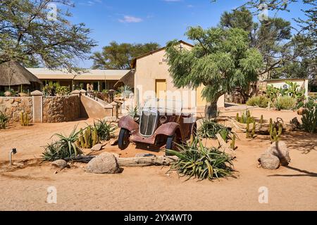 Una vecchia auto completamente arrugginita nella sabbia di un deserto, i relitti di Solitare, Namibia Foto Stock