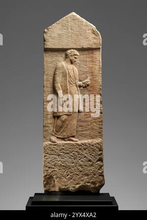 Stele grave di Mittione, intorno al 400 a.C. Lapide di Myttion. Ulteriori informazioni: La giovane donna mostrata su questa stele o tomba monumento rappresenta il defunto. Le deboli tracce di un'iscrizione greca dipinta sopra la testa della donna&#x2019;conservano il suo nome, Myttion. I suoi lunghi capelli vengono spazzolati indietro dal viso e modellati in una treccia avvolta intorno alla testa. Indossa un indumento insolito chiamato kandys, un cappotto a maniche lunghe al ginocchio ispirato all'abbigliamento persiano. Questo stile fu adottato dalle donne ateniesi alla fine del V secolo a.C. e indossato durante le cerimonie religiose. L'uccello che Myttion detiene Foto Stock