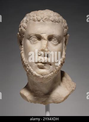 Capo di un Tolomeo, II secolo a.C. Testa di Tolomeo IX. Ulteriori informazioni: La testa è approssimativamente a grandezza naturale ed è conservata con un piccolo busto da inserire in una statua. Alcuni tendaggi sono conservati sulla spalla sinistra e sul lato inferiore del busto è presente un foro di riferimento quadrato. La testa gira e si inclina verso sinistra. Parte del labbro inferiore, gran parte del naso e una ciocca di capelli sulla fronte si rompono. Anche gli occhi e il labbro superiore subiscono alcuni danni. Il resto della testa è abbastanza ben conservato, con gran parte della superficie solo leggermente scheggiata e non intemprata. Dietro la testa e.. Foto Stock