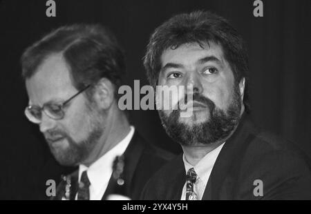 Germania, Ransbach-Baumbach, 04.12.1993 Archivio: 44-73-24 SPD conferenza del partito di stato della Renania-Palatinato foto: Kurt Beck, nuovo presidente di stato SPD e Premier di Stato Rudolf Scharping [traduzione automatizzata] Foto Stock