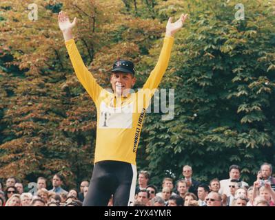 Jan Ullrich alla cerimonia di premiazione a Parigi. È il vincitore assoluto del Tour de France. [traduzione automatizzata] Foto Stock