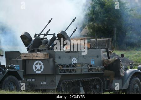 Rievocazione della battaglia di Normandia. Le forze britanniche e americane attaccano le posizioni preparate dai tedeschi. Foto Stock