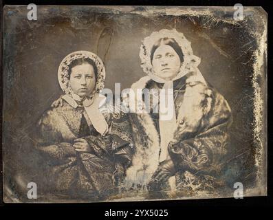 Ritratto di due donne sedute in Bonnet, intorno al 1855. Foto Stock