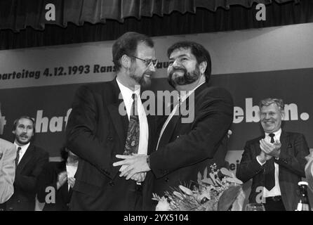 Germania, Ransbach-Baumbach, 04.12.1993 Archivio: 44-69-34 Conferenza del partito di stato SPD della Renania-Palatinato foto: Kurt Beck, nuovo presidente di stato SPD e Premier di Stato Rudolf Scharping [traduzione automatizzata] Foto Stock