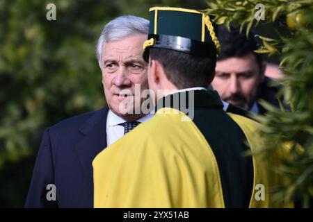 Il ministro degli Esteri italiano Antonio Tajani arriva a Villa Doria Pamphilj prima di un incontro tra il primo ministro italiano Giorgia Meloni, re Filippo vi di Spagna e sua moglie la regina Letizia a Roma. Foto Stock