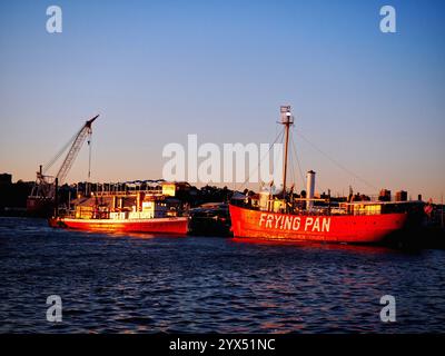 Tones autunnali: Due barche rosse che galleggiano sul fiume Hudson Foto Stock