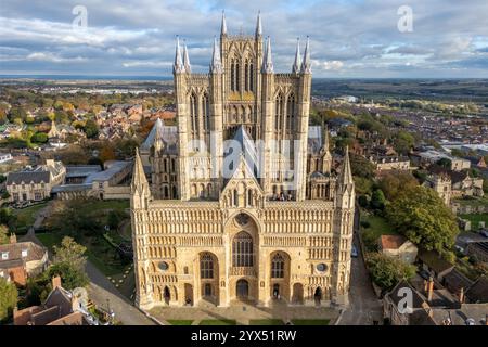 Vista aerea della cattedrale di York e della città di York con vista sulla città di York. Vista soleggiata della cattedrale e delle mura della città. Città storica del North Yorkshire Foto Stock