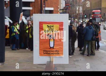 Londra, Regno Unito. 13 dicembre 2024. Il cartello "Save the Observer" è visibile al picchetto della National Union of Journalists (NUJ) fuori dagli uffici del Guardian a King's Cross mentre i giornalisti continuano il loro sciopero sulla vendita del giornale Observer a Tortoise Media. Credito: SOPA Images Limited/Alamy Live News Foto Stock