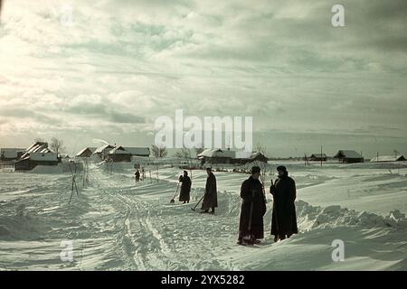 I soldati della 110th Infantry Division lavorano per eliminare la neve dalla strada vicino alla loro stazione di Makarowa nella sezione centrale del fronte orientale in inverno. [traduzione automatizzata] Foto Stock