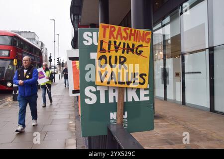 Londra, Regno Unito. 13 dicembre 2024. Il cartello "spazzatura dei valori" è visto al picchetto della National Union of Journalists (NUJ) fuori dagli uffici del Guardian a King's Cross mentre i giornalisti continuano il loro sciopero sulla vendita del giornale Observer a Tortoise Media. Credito: SOPA Images Limited/Alamy Live News Foto Stock