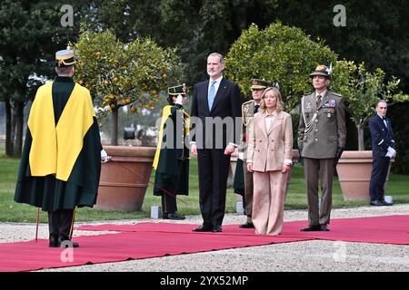 11 dicembre 2024, Roma, Italia: Il primo ministro italiano Giorgia Meloni dà il benvenuto al re Felipe vi di Spagna prima del loro incontro a Villa Doria Pamphilj a Roma. (Credit Image: © Domenico Cippitelli/SOPA Images via ZUMA Press Wire) SOLO PER USO EDITORIALE! Non per USO commerciale! Foto Stock