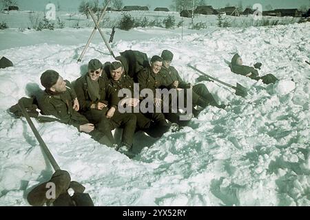 I soldati della 110a Divisione di Fanteria sul fronte orientale fanno una pausa sigaretta mentre sgombrano una strada vicino a Makarova nella regione di Rzhev nella sezione centrale del fronte orientale. [traduzione automatizzata] Foto Stock