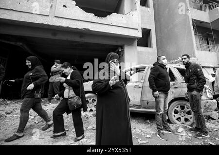 Beirut, Beirut, Libano. 13 dicembre 2024. I residenti libanesi del devastato quartiere di basta, colpito da incursioni aeree durante i due mesi di guerra totale tra Israele e militanti di Hezbollah, si trovano di fronte a un edificio distrutto. I residenti della zona alzarono la voce chiedendo al governo un risarcimento per decine di edifici devastati e di trovare ripari per le famiglie che hanno perso le loro case. (Credit Image: © Marwan Naamani/ZUMA Press Wire) SOLO PER USO EDITORIALE! Non per USO commerciale! Foto Stock