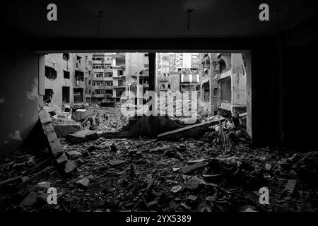 Beirut, Beirut, Libano. 13 dicembre 2024. Una vista degli edifici devastati nel quartiere di basta che sono stati colpiti da incursioni aeree durante i due mesi di guerra totale tra Israele e militanti di Hezbollah. I residenti della zona alzarono la voce chiedendo al governo un risarcimento per decine di edifici devastati e di trovare ripari per le famiglie che hanno perso le loro case. (Credit Image: © Marwan Naamani/ZUMA Press Wire) SOLO PER USO EDITORIALE! Non per USO commerciale! Foto Stock