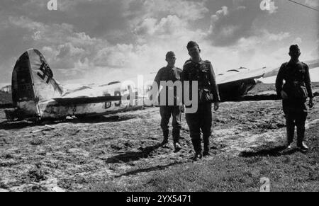 Russia 1942 maggio fine di un aereo da ricognizione tedesco, uno Junkers Ju 88. I soldati hanno ispezionato il relitto. [traduzione automatizzata] Foto Stock