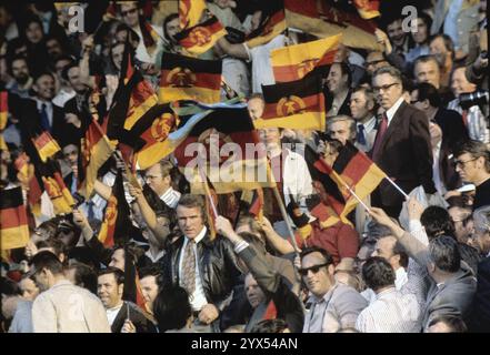 Coppa del mondo di calcio 1974: GDR - FRG Germania 1:0/22.6.1974 ad Amburgo i tifosi della RDT celebrano la vittoria. [traduzione automatizzata] Foto Stock