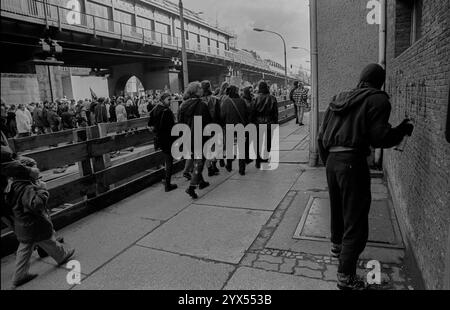 Germania, Berlino, 9 novembre 1991, dimostrazione il 9 novembre (Reichskristallnacht), persone autonome spray slogan, [traduzione automatizzata] Foto Stock