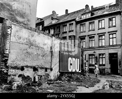 Un poster della CDU è stato messo su un muro di demolizione nel quartiere St. Pauli di Amburgo. [traduzione automatizzata] Foto Stock
