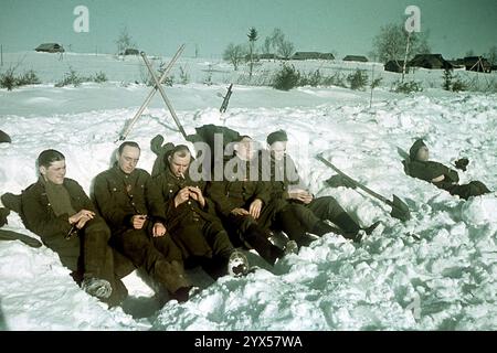 I soldati della 110a Divisione di Fanteria sul fronte orientale fanno una pausa sigaretta mentre sgombrano una strada vicino a Makarova nella regione di Rzhev nella sezione centrale del fronte orientale. [traduzione automatizzata] Foto Stock