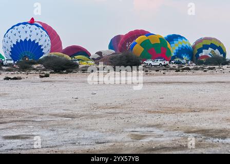 Doha, Qatar. 13 dicembre 2024. I partecipanti preparano una mongolfiera durante il Qatar Balloon Festival 2024 a Doha, Qatar, il 13 dicembre 2024. La quinta edizione del Qatar Balloon Festival si svolge qui dal 12 al 22 dicembre e più di 50 partecipanti partecipano al festival. (Foto di Noushad Thekkayil/NurPhoto) credito: NurPhoto SRL/Alamy Live News Foto Stock